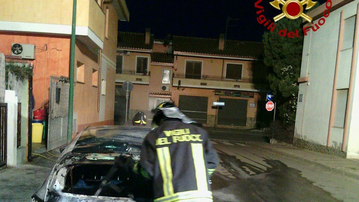 L'auto distrutta dal fuoco a Villasimius