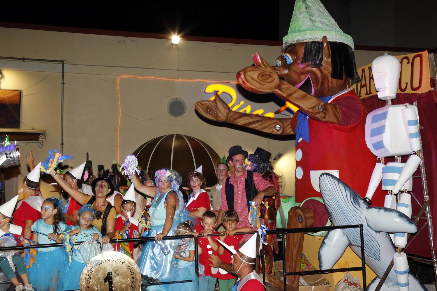 Un'immagine del Carnevale 2017, con il carro "La favola di Pinocchio" (foto Fabio Muzzi)