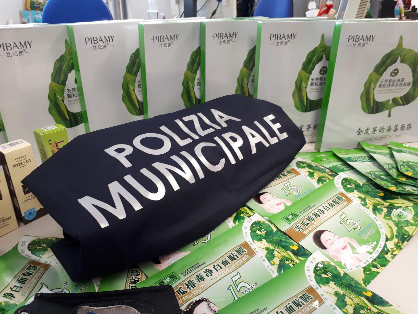 I cosmetici sequestrati dalla polizia municipale