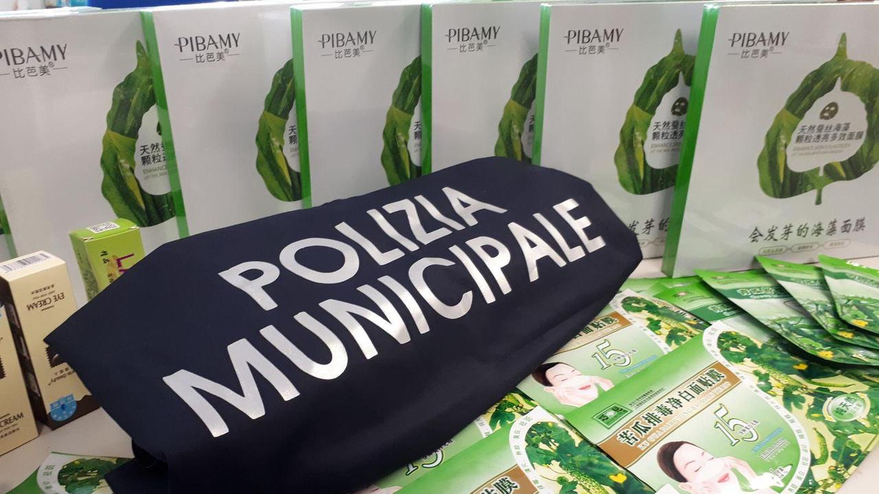 I cosmetici sequestrati dalla polizia municipale