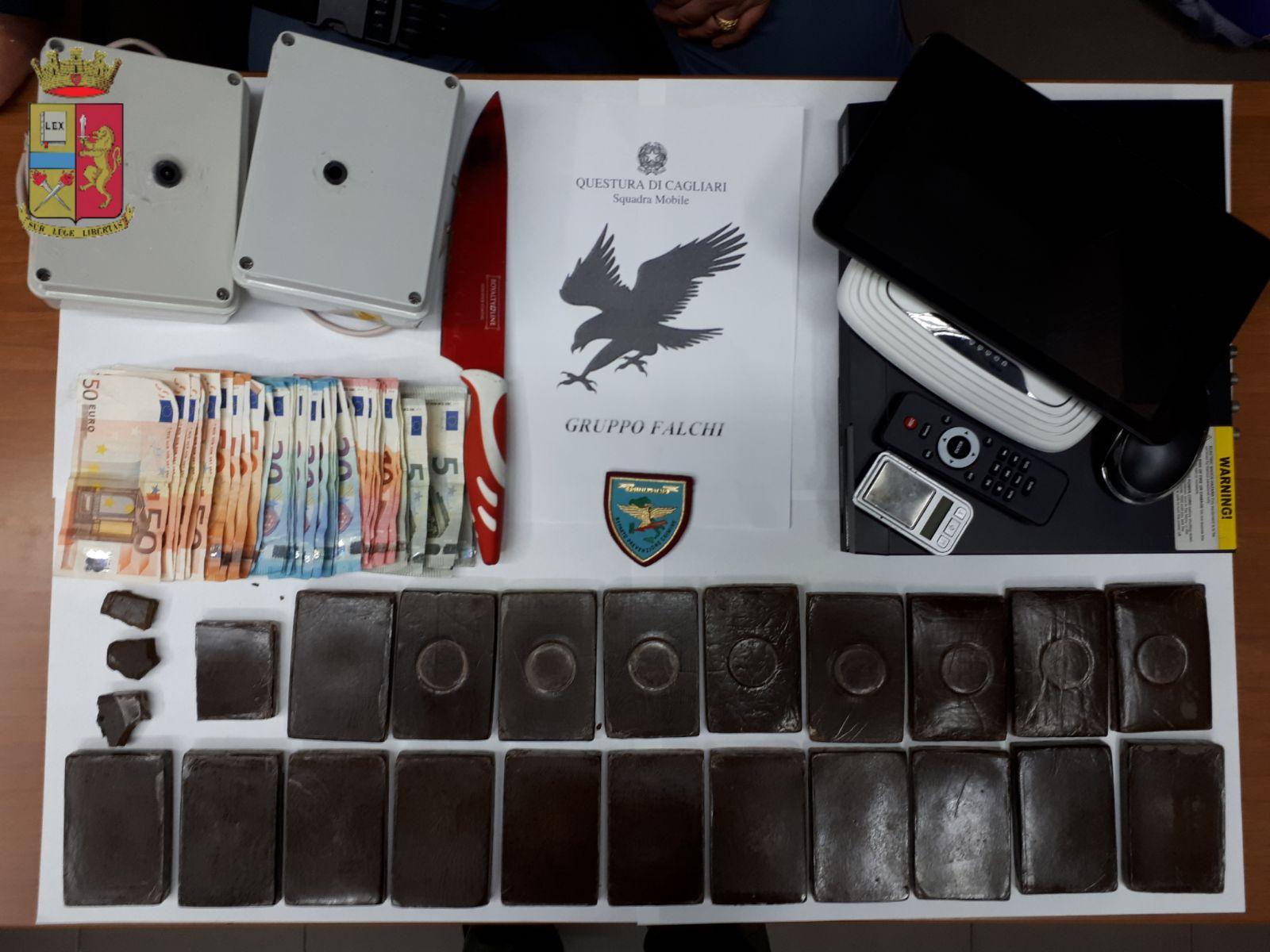 Spacciava il padre, trovati a spacciare anche i figli: arrestati
