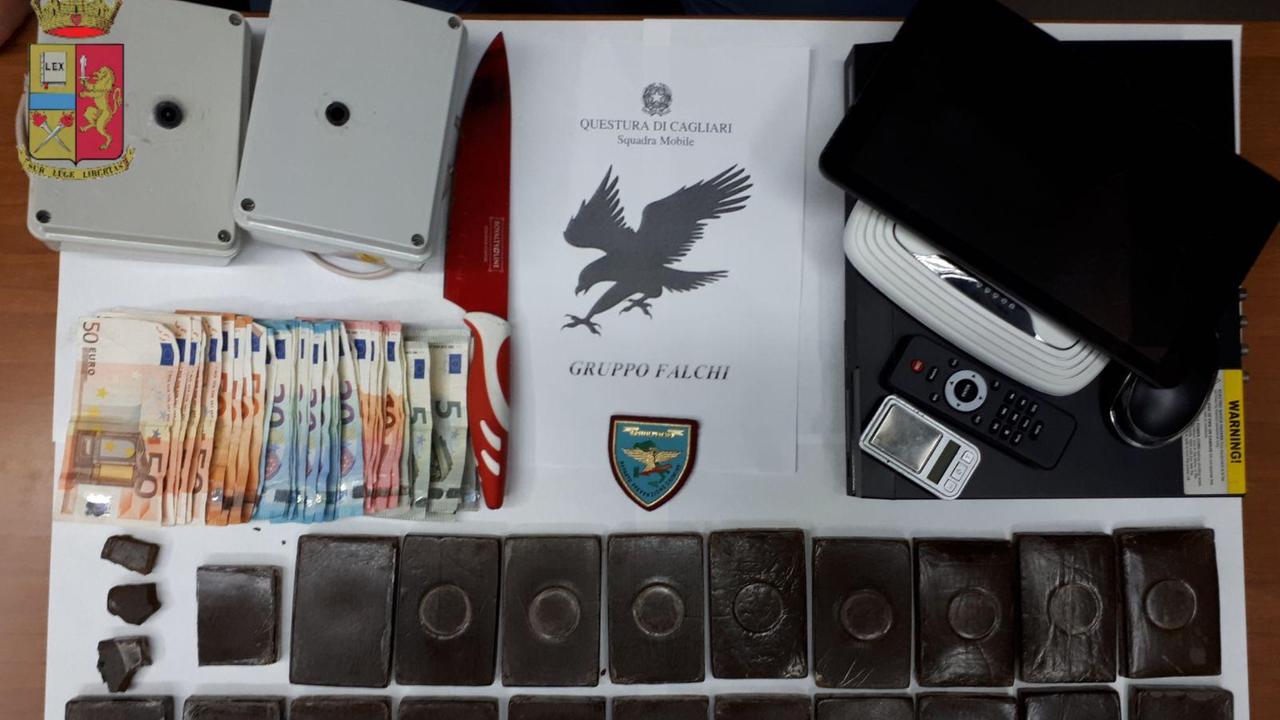 Spacciava il padre, trovati a spacciare anche i figli: arrestati