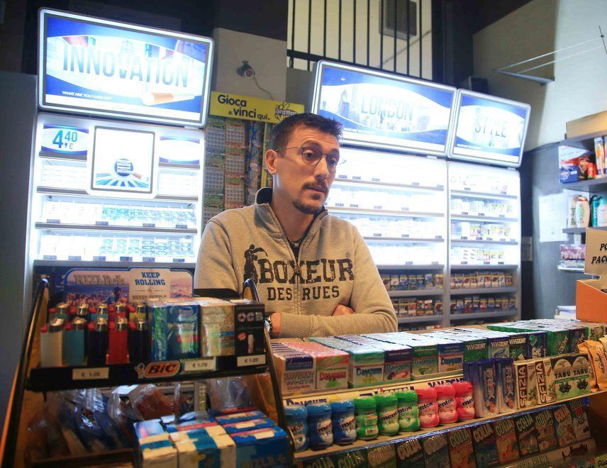 Reggio Emilia, prende in ostaggio la dipendente e rapina la tabaccheria 