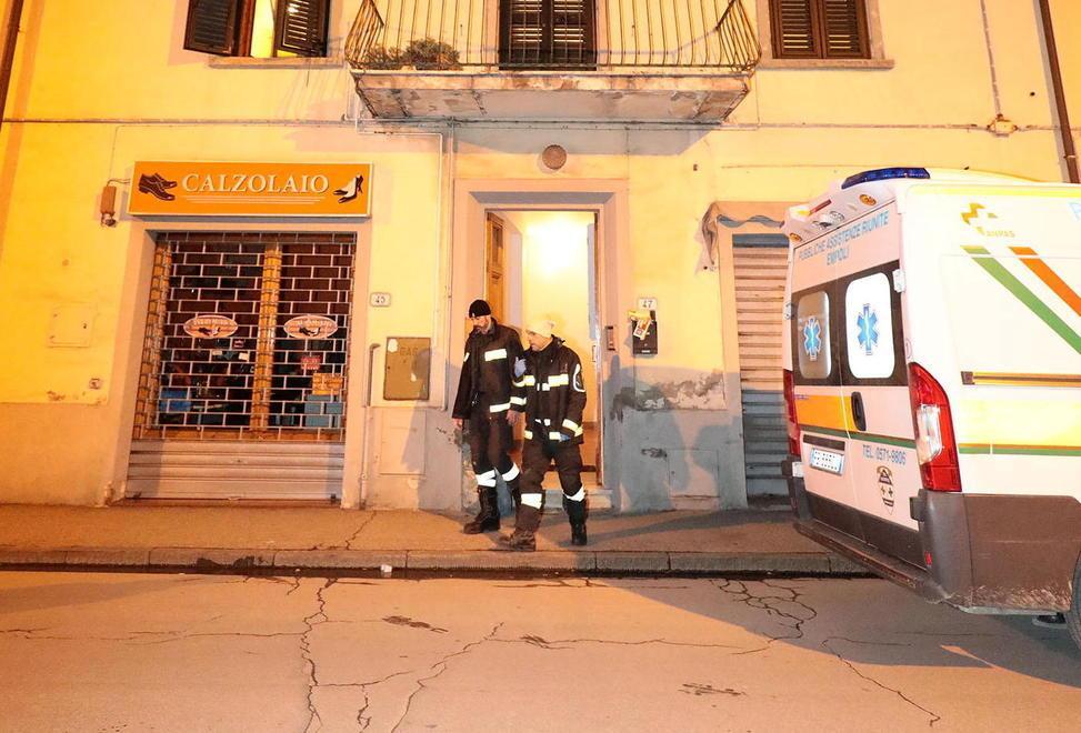 Si sente male, esce di casa per chiedere aiuto e muore