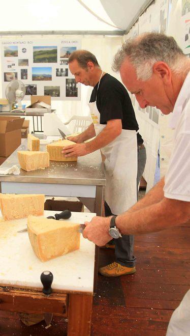 Parmigiano Reggiano, Reggio Emilia tenta il sorpasso su Parma 