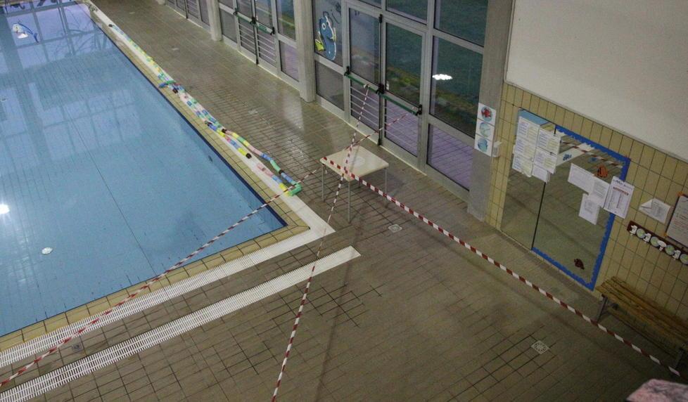Crollano pannelli in piscina accanto alla vasca dei bimbi 
