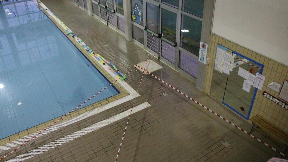 Crollano pannelli in piscina accanto alla vasca dei bimbi