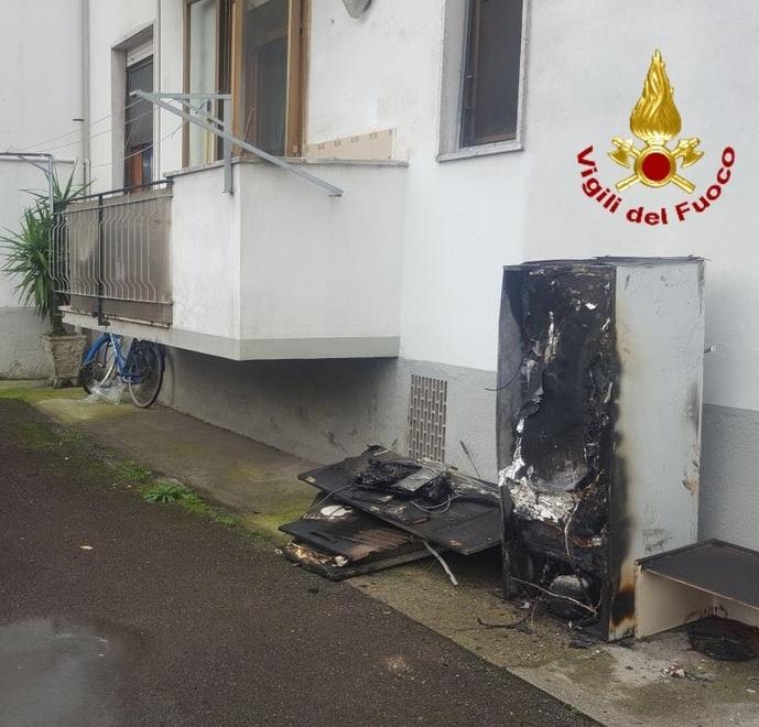 Frigorifero in fiamme paura per una coppia
