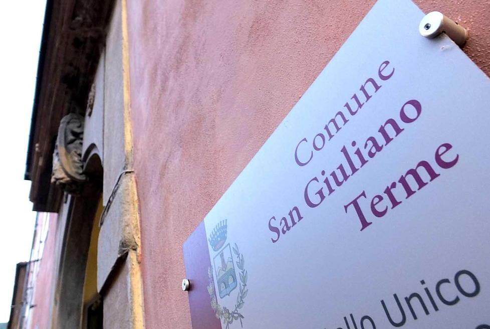 L'ingresso del municipio a San Giuliano (foto d'archivio)