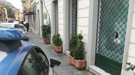 Ladro si ferisce mentre sfonda una vetrina: preso