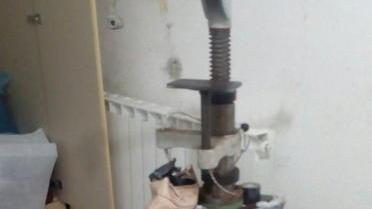 Officina del falso a due passi dai lungarni