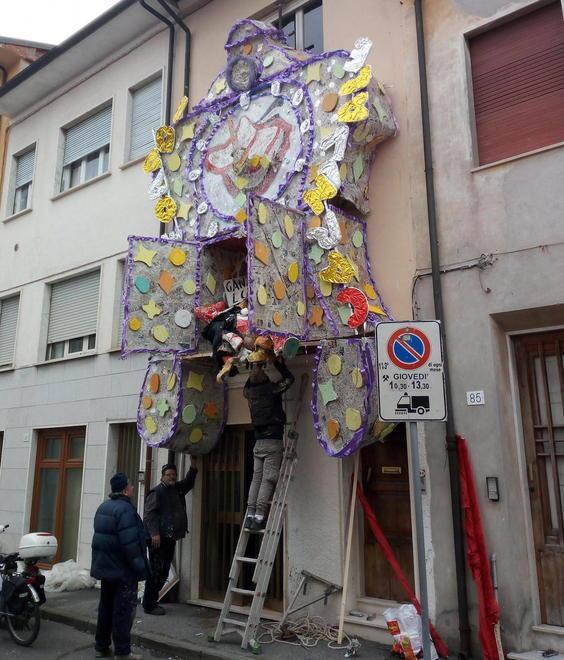 Il balcone-carro di via Paolo Savi