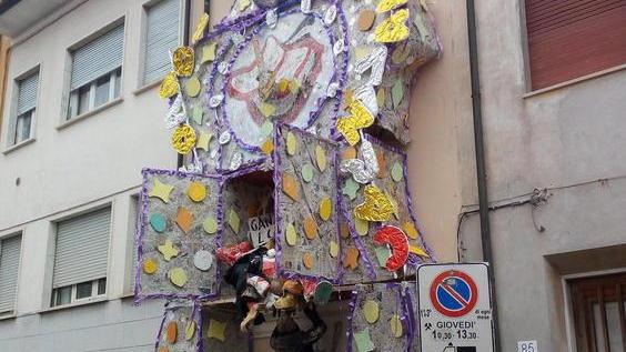 Il balcone-carro di via Paolo Savi