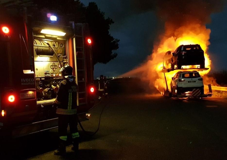 Tir in fiamme sulla statale Aurelia