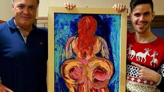 Lo zio gli regala un quadro portafortuna e lancia l’appello ai grossetani: «Votatelo!»