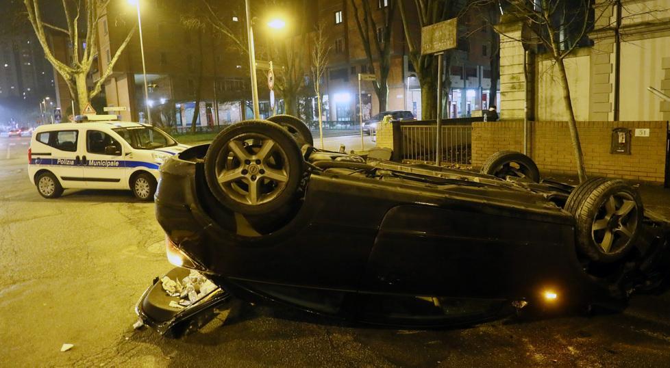Auto si ribalta in via San Giacomo