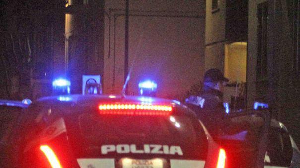 Dalla finestra scopre il nascondiglio degli spacciatori