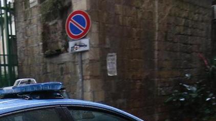 Ladri acrobati derubano anziano