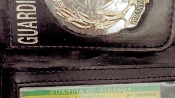 Un tesserino usato da un falso finanziere