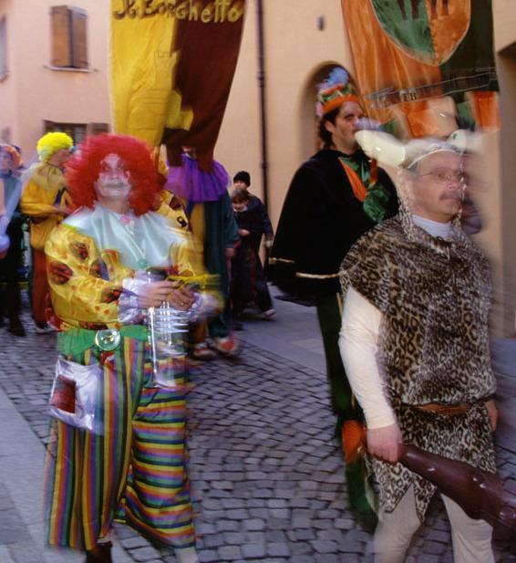 Tra lo spettacolo delle Contrade e Danzatori di Fruste