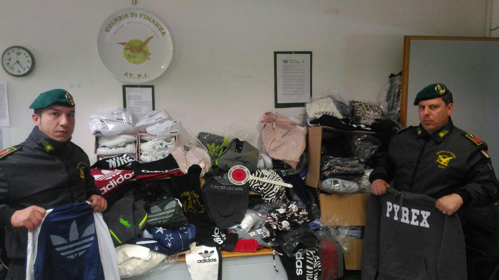 Griffe taroccate, maxi operazione a Sassari: sequestrati 200mila capi d'abbigliamento