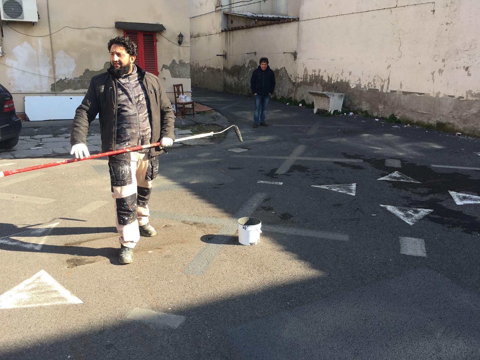 Operai al lavoro nella piazza dell'Immaginario