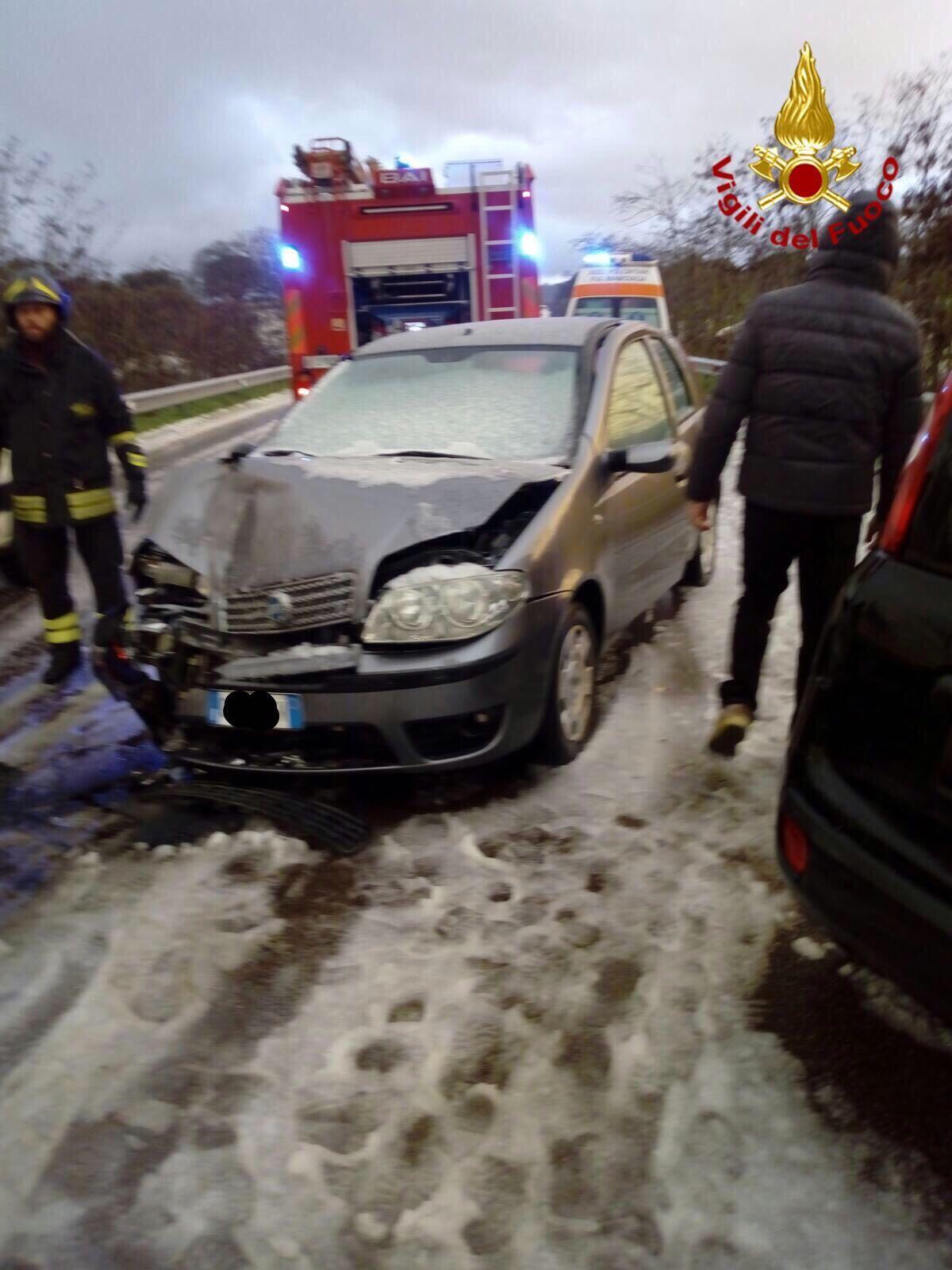 Due incidenti stradali sulla 389: tre i feriti