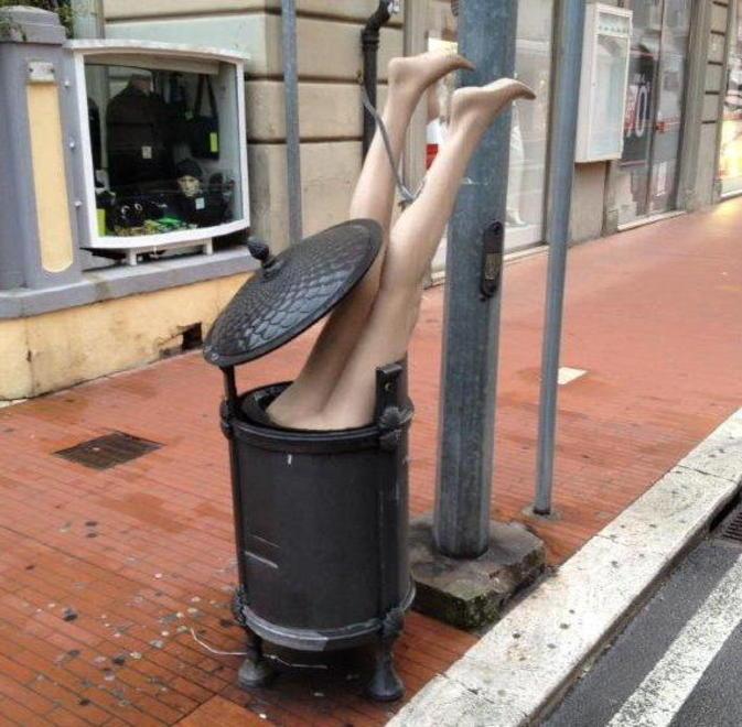 L’immagine delle gambe del manichino che spuntano dal cestino