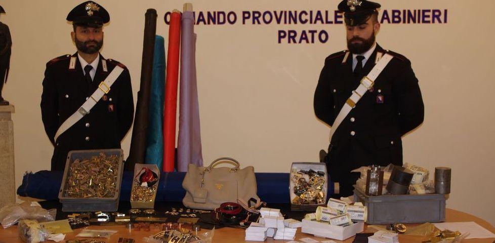 Falsificavano gli accessori delle griffe: denunciati 