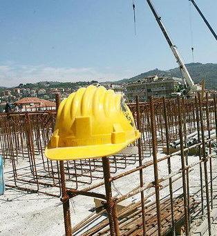 Sorpreso a rubare nel cantiere: viene condannato a un anno