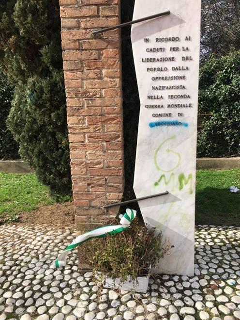 Imbrattano il monumento dei Caduti per la Liberazione