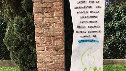 Imbrattano il monumento dei Caduti per la Liberazione
