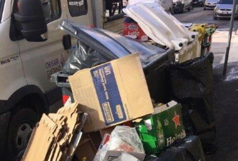 Città invasa dai rifiuti abbandonati