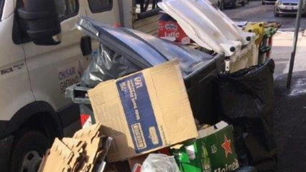 Città invasa dai rifiuti abbandonati
