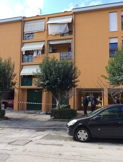 Si sporge dal terrazzo al terzo piano, scivola e muore 