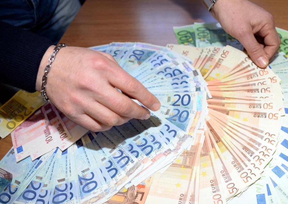 Pagava con banconote false, arrestato 