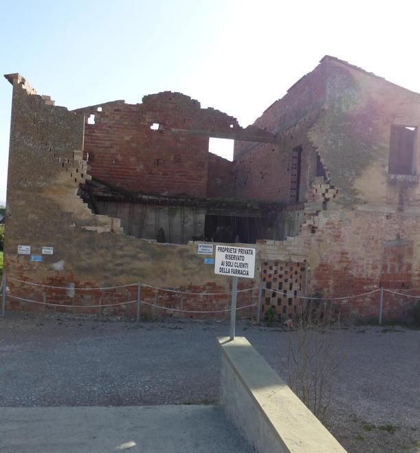 Transenne intorno al rudere 