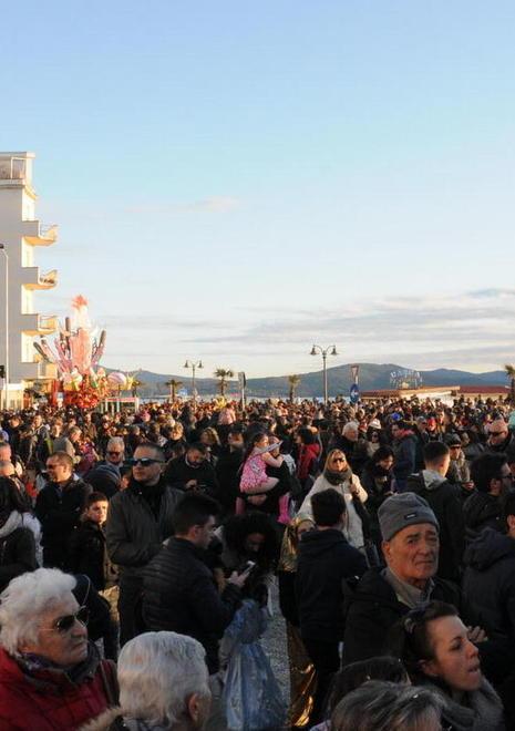 Aggredito al carnevale Gli spezzano un polso 