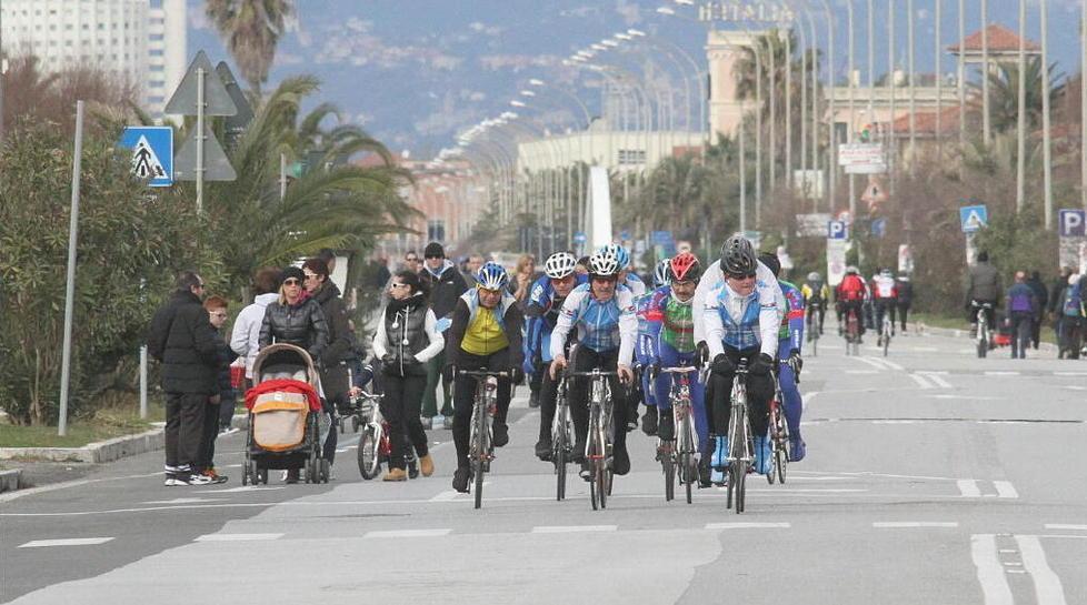 Ciclisti investono anziano sulle strisce e poi lo insultano