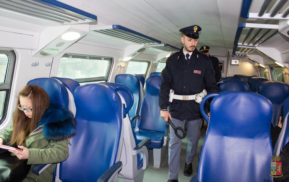 Con la stampella sui binari, salvato dalla Polfer 