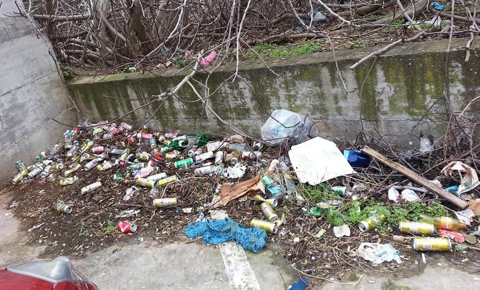 Cumuli di rifiuti nelle fermate dei bus