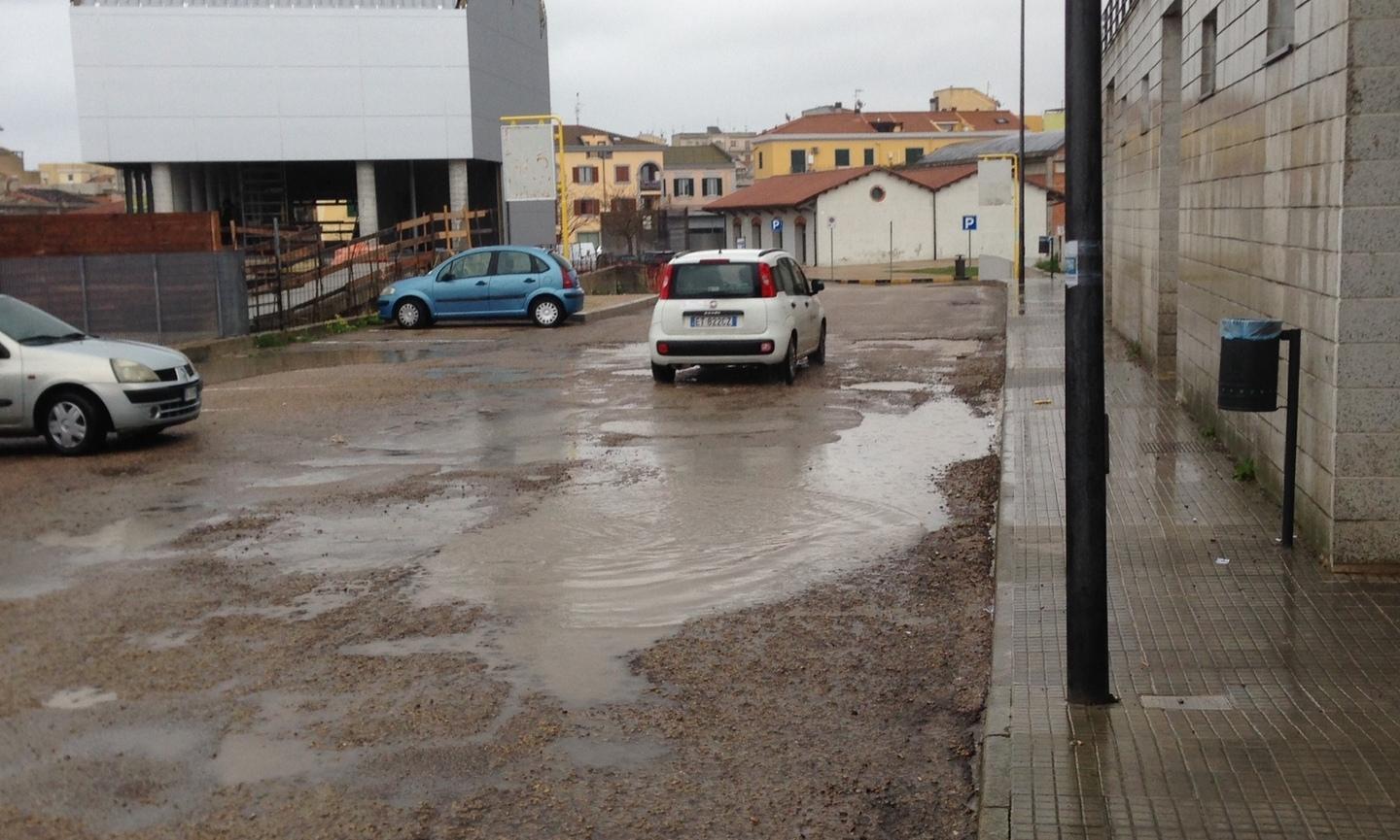 Buche e pozzanghere in via Bassu