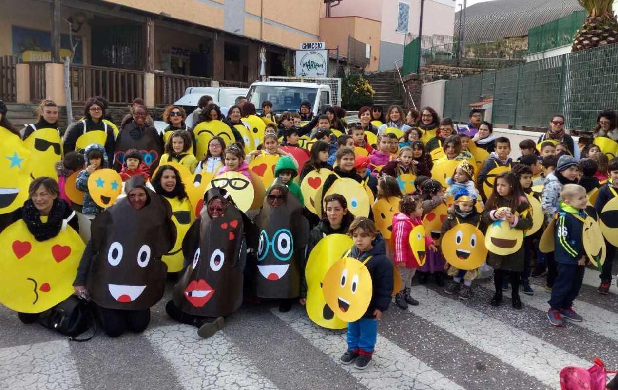 I bambini delle primarie in corteo travestiti da emoji