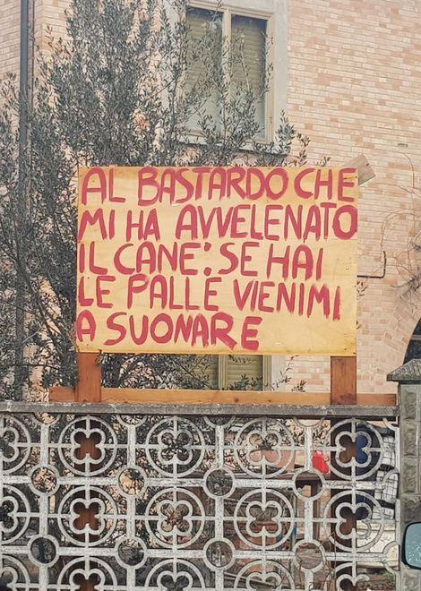 Via Vignolese, cartello di sfida agli avvelenatori di cani
