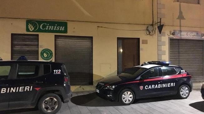 Le auto dei carabinieri davanti al Centro d'accoglienza