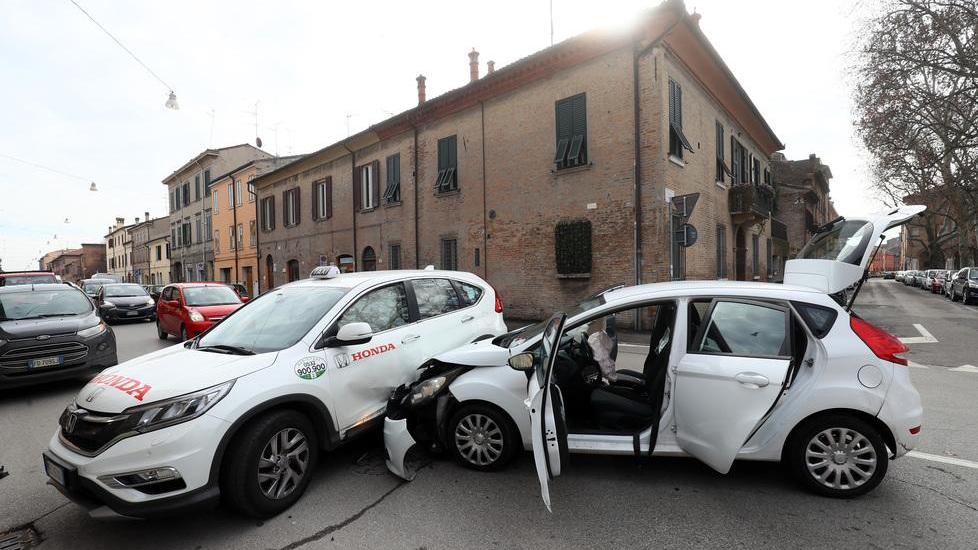 Auto contro taxi, un ferito