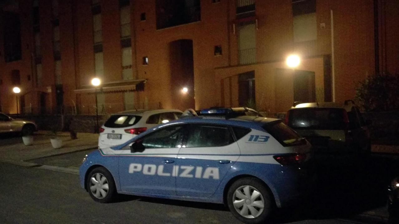 Una volante davanti alla casa in cui Patrizio Iacono vive con la madre a Pisa