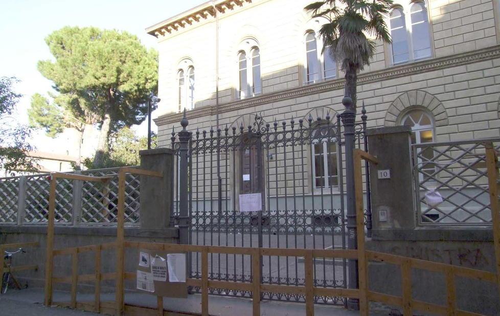 I genitori: «Non fate uscire i ragazzi da scuola» 