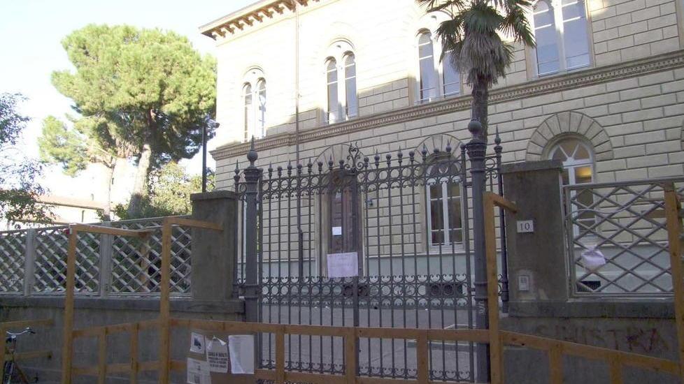 I genitori: «Non fate uscire i ragazzi da scuola»