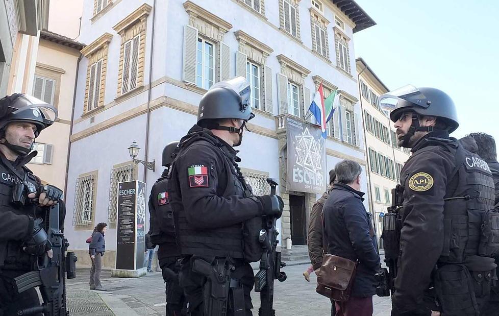 Lungarno assediato ma è un falso allarme 